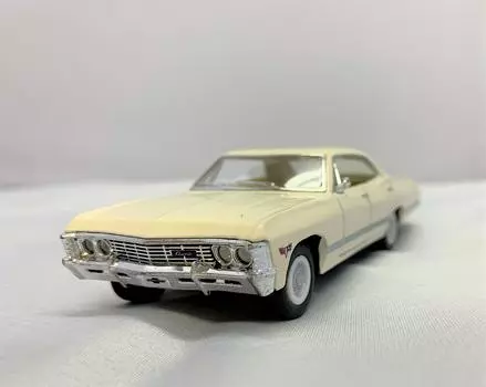 KiNSMART Масштаб 1967 Chevrolet Impala Инерционная литая машина 1/43 (белый) белый