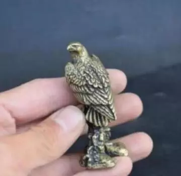 Китайцы архаизируют старую маленькую статую медного орла