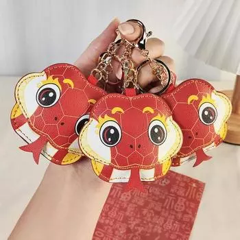 Китайский зодиакальный брелок в виде змеи 2025 года, подвесной кулон, красная мультяшная змея, украшение для рюкзака, украшения окна автомобиля красный