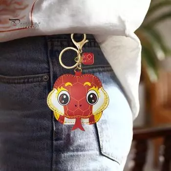 Китайский зодиакальный брелок в виде змеи 2025 года, подвесной кулон, красная мультяшная змея, украшение для рюкзака, украшения окна автомобиля красный