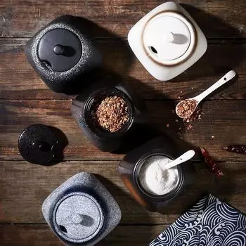 Kitchen Household Ceramic Salt Chili Seasoning Jar Seasoning Jar With Lid And Spoon Single Oil Splattered Chili