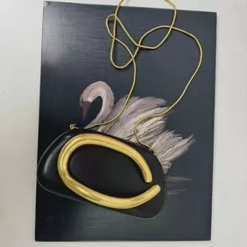 Классическая круглая вечерняя сумочка в европейском и американском стиле с металлической ручкой в стиле ретро и цепочным ремешком.