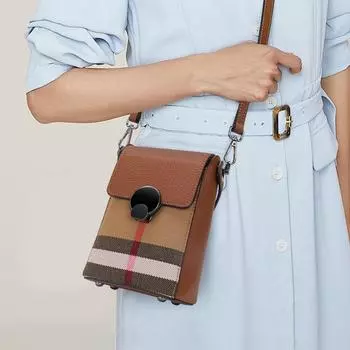 Классическая женская сумка через плечо с клетчатым узором — это мини-сумка, изготовленная из высококачественного холста и коровьей кожи. чёрный