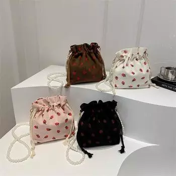 Клубничный принт Нишевый дизайн Сумка через плечо для поездок на работу Новая летняя простая сумка в стиле ретро-мода Сумка-ведро