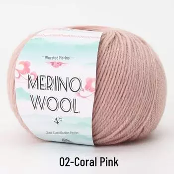 Клубок пряжи из мериносовой шерсти средней толщины для самостоятельного плетения шапок, шарфов, свитеров, пальто и детской одежды.