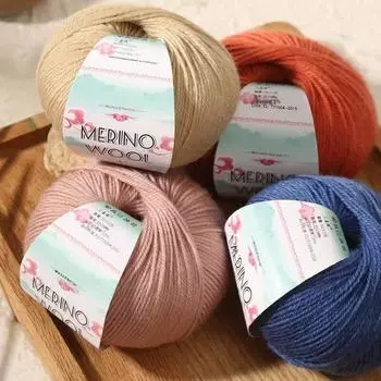 Клубок пряжи из мериносовой шерсти средней толщины для самостоятельного плетения шапок, шарфов, свитеров, пальто и детской одежды.