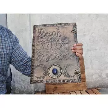 Книга Теней, Кожаный Гримуар, Кожаный Журнал, Книга Магии, Кельтский журнал Морриган, Кожаная книга Дорожный блокнот, Рождественский подарок 13 x 10 in