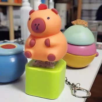 Кнопка Capybara Finger со светодиодной подсветкой и музыкой Capybara Fidget Keychain Fidget Toy Capybara Sound Keychain Stress Relief Toy оранжевый