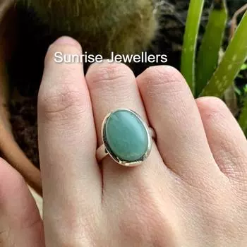 Кольцо Ari с зеленым авантюрином и камнем-багет от Sunrise • Подарок лучшему другу • Подарок на годовщину • Регулируемое персонализированное кольцо с драгоценными камнями • 7 зелёный