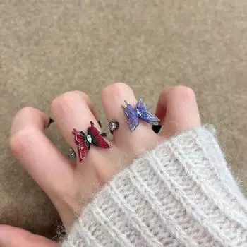 Кольцо «Черный кокон» с бабочкой: Нишевая, мечтательная, продвинутая дизайнерская бижутерия (2024) RR639 синий/фиолетовый