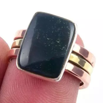 Кольцо из двухцветного серебра 925 пробы с натуральным кровавым камнем S.6 u5i12