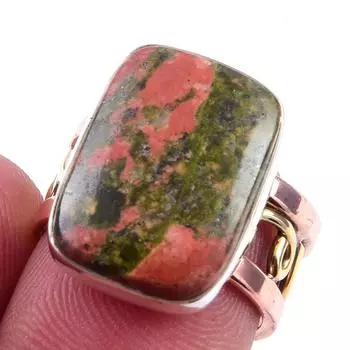 Кольцо из двухцветного серебра 925 пробы с натуральным драгоценным камнем унакитом, размер 6, v1C02