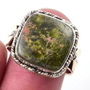 Кольцо из двухцветного серебра 925 пробы с натуральным драгоценным камнем унакитом, размер 8 f7e01