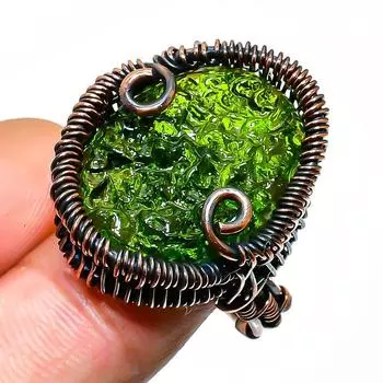 Кольцо из медной проволоки ручной работы с драгоценным камнем молдавитовым кварцем, размер 7,5