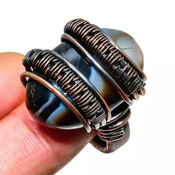 Кольцо из полосчатого агата с драгоценным камнем, обёрнутое вручную медной проволокой, размер 8,5