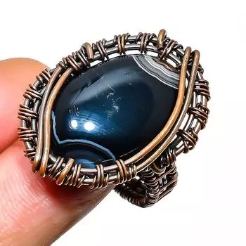 Кольцо из полосчатого агата с драгоценным камнем, обёрнутое вручную медной проволокой, размер 8,5