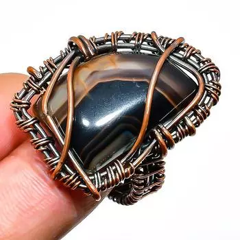 Кольцо из полосчатого агата с драгоценным камнем, обёрнутое вручную медной проволокой, размер 8,5