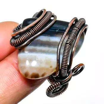 Кольцо из полосчатого агата с драгоценным камнем, обёрнутое вручную медной проволокой, размер 8,5