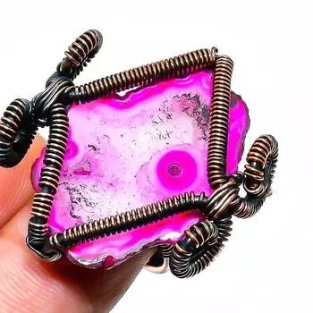 Кольцо из розового друзы с драгоценным камнем, обмотанное медной проволокой, размер 7,5