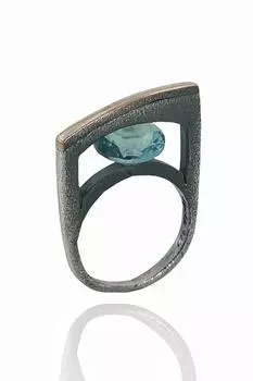 Кольцо из серебра 925 пробы с синим топазом ручной работы специального дизайна