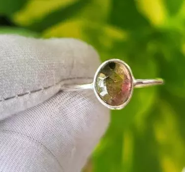 Кольцо из серебра 925 пробы с натуральным драгоценным камнем турмалином двухцветное, размер 8 США 8 US