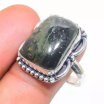 Кольцо из серебра 925 пробы с натуральным нефритом, размер 9, k3P92