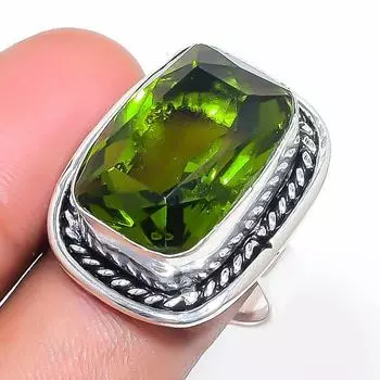 Кольцо из серебра 925 пробы с натуральным драгоценным камнем перидот, размер 8 B3u65