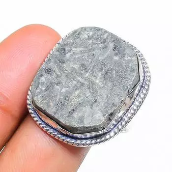 Кольцо из серебра 925 пробы с натуральным черным турмалином, размер 11 L6l99