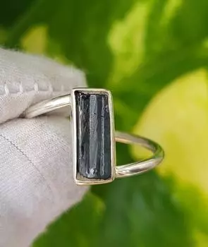 Кольцо из серебра 925 пробы с натуральным необработанным черным турмалином, размер 8US, подарок 8US
