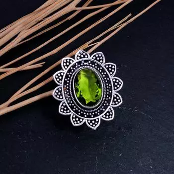 Кольцо из серебра 925 пробы с натуральным драгоценным камнем перидот, размер 8,25 u4A54