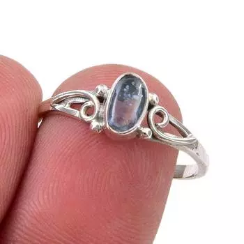 Кольцо из серебра 925 пробы с натуральным кианитом, размер 8 K3W63