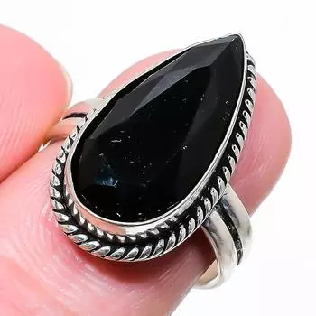 Кольцо из серебра 925 пробы с черным камнем шпинель, размер 7,5 B6l52 7.5 чёрный