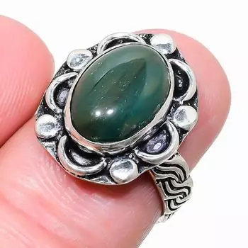 Кольцо из серебра 925 пробы с драгоценным камнем нефритом, размер 8 m6B71 8 зелёный