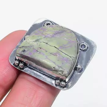 Кольцо из серебра 925 пробы с натуральным пурпуритом, размер 7 Z2q84