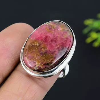 Кольцо из серебра 925 пробы с драгоценным камнем родонитом, размер 8 C8q46