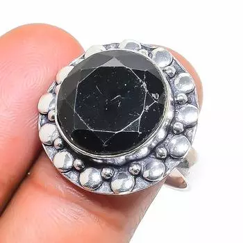 Кольцо из серебра 925 пробы с натуральным черным камнем шпинелью, размер 8 P6r41