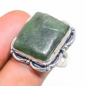 Кольцо из серебра 925 пробы с натуральным нефритом, размер 8 c6d58