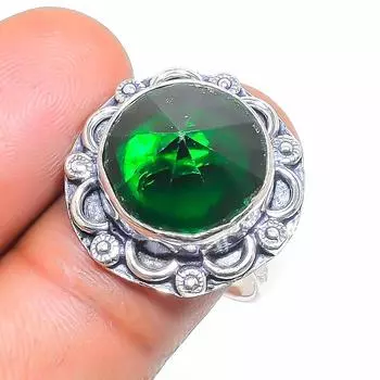 Кольцо из серебра 925 пробы с натуральным хромдиопсидом, размер 7 i1N46