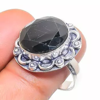 Кольцо из серебра 925 пробы с натуральным черным камнем шпинелью, размер 8 s3N75