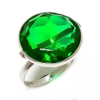 Кольцо из серебра 925 пробы с натуральным хромдиопсидом, размер 8,5, r0R23