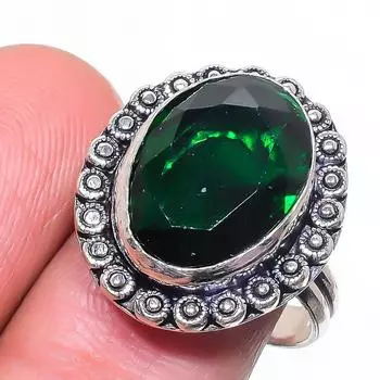 Кольцо из серебра 925 пробы с натуральным хромдиопсидом, размер 8 Q9G54