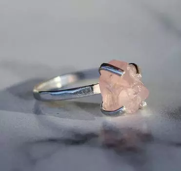 Кольцо из стерлингового серебра с необработанным розовым кварцем, кольцо с камнем Тельца, кольцо с необработанным розовым кварцем, кольцо с необработанным камнем в форме когтя Free Size розовый