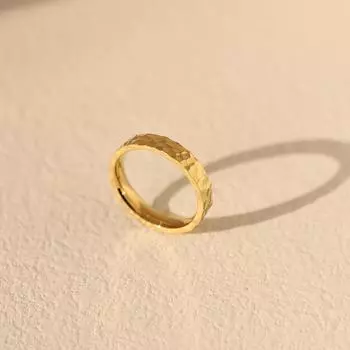 «Кольцо из титановой стали ручной работы с текстурой водной ряби и покрытием из 8-каратного золота» US Size 6