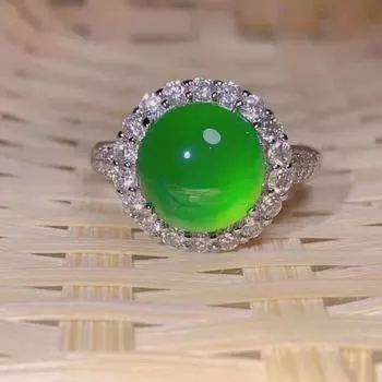 Кольцо из зеленого халцедона в прямом эфире, инкрустированное ледяно-зеленой поверхностью яйца, сравнимо с женским кольцом из императорского зеленого нефрита с жадеитом и агатом.