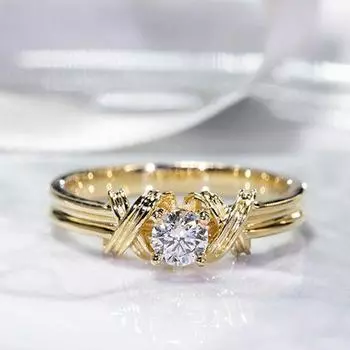 Кольцо из желтого золота с одним бриллиантом, относится к переплетенному узору. Кольцо с бриллиантом относится к женским украшениям. 6 золотой