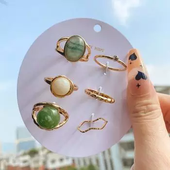 Кольцо из золота с инкрустацией из зеленого драгоценного камня, универсальный аксессуар