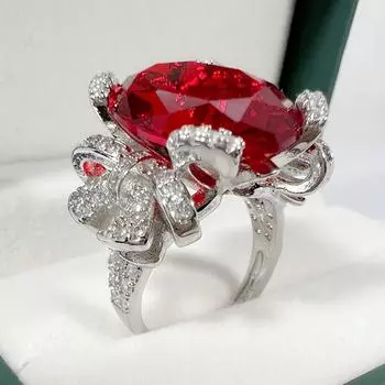 Кольцо «Каменное голубиное яйцо» с бриллиантом и бантом 10