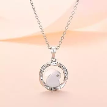 Кольцо Мебиуса с бриллиантами в виде кролика из нефрита, подарок для девушки, кулон в виде кролика, цепочка на ключицу