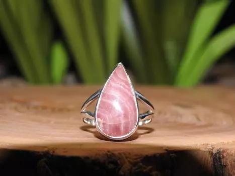 Кольцо ручной работы из цельного серебра 925 пробы с родонитом, эффектное женское кольцо, подарок для нее.