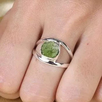 Кольцо ручной работы из цельного серебра 925 пробы с драгоценным камнем молдавит, эффектное женское кольцо, подарок для нее. зелёный